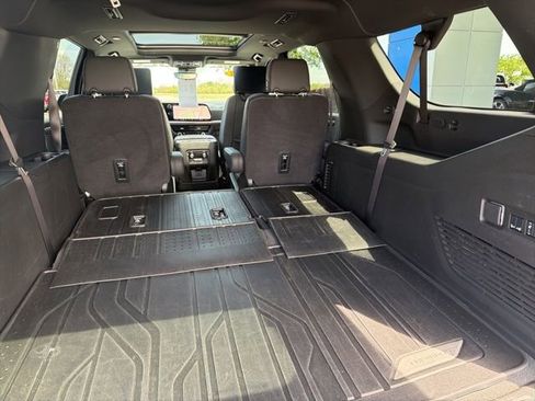 Used 2025 Chevrolet Suburban High Country AWD/4WD image 12