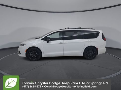 Used 2025 Chrysler Pacifica Limited FWD image 8