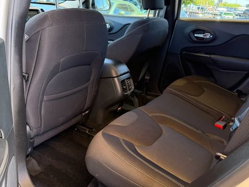 Used 2015 Jeep Cherokee Latitude w/ Cold Weather Group AWD/4WD image 10