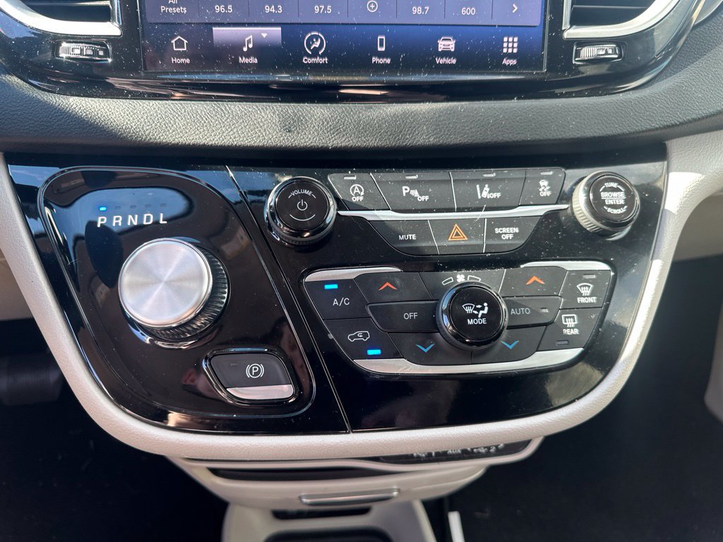 Used 2024 Chrysler Pacifica Touring-L FWD image 22
