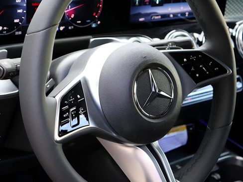 Used 2025 Mercedes-Benz GLB 250 4MATIC image 20