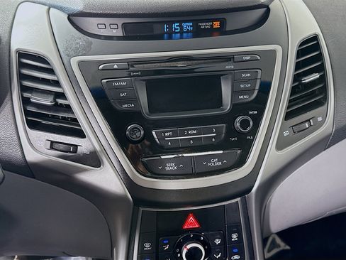 Used 2016 Hyundai Elantra SE image 17