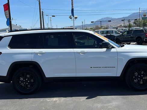 Used 2024 Jeep Grand Cherokee L Altitude image 4