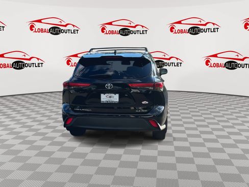 Used 2021 Toyota Highlander XLE AWD/4WD image 7