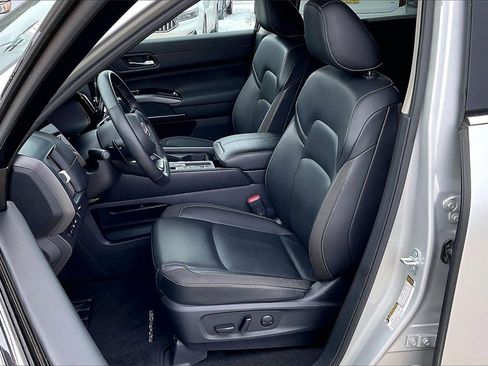 Used 2025 Nissan Pathfinder SL image 25