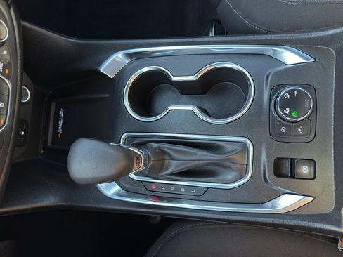 Used 2022 Chevrolet Traverse LT image 23