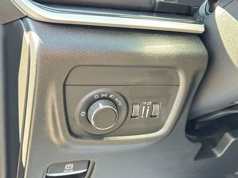 Used 2022 Jeep Grand Cherokee Altitude AWD/4WD image 32