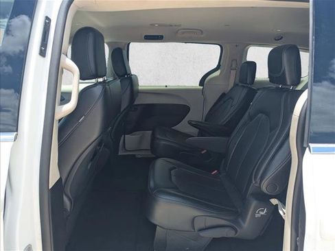 Used 2023 Chrysler Pacifica Touring-L FWD image 17