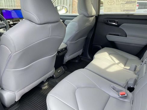 Used 2026 Toyota Highlander XLE AWD/4WD image 7