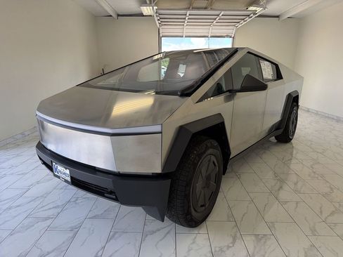 Used 2025 Tesla Cybertruck AWD Crew Cab image 4
