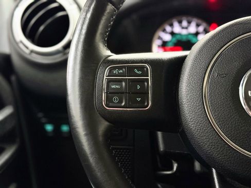 Used 2016 Jeep Wrangler Rubicon w/ Power Convenience Group image 14