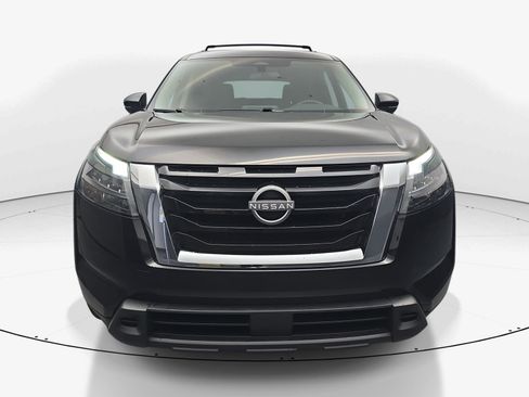 Used 2024 Nissan Pathfinder SV w/ SV Premium Package image 2