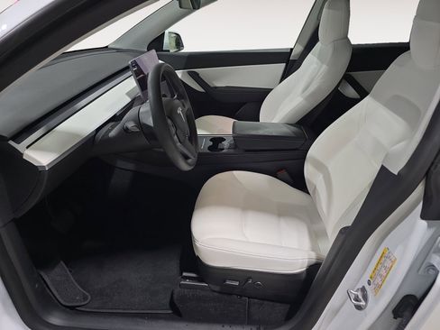 Used 2022 Tesla Model Y Long Range image 4