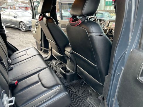 Used 2017 Jeep Wrangler Unlimited Sahara w/ Connectivity Group AWD/4WD image 15