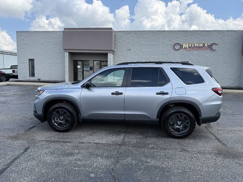 Used 2025 Honda Pilot TrailSport image 8