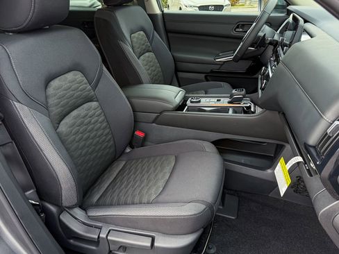 New 2025 Nissan Pathfinder SV w/ Black Appearance Package image 11