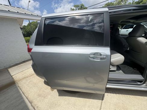 Used 2013 Toyota Sienna XLE FWD image 29