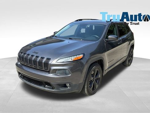 Used 2018 Jeep Cherokee Latitude w/ Altitude Package FWD image 3