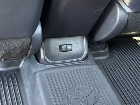 Used 2021 Toyota Highlander XLE FWD image 16