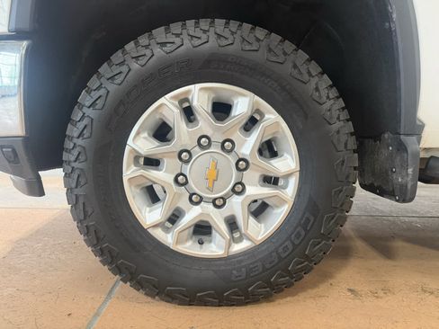 Used 2025 Chevrolet Silverado 2500 LTZ w/ LTZ Convenience Package AWD/4WD image 8