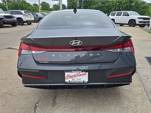 Used 2025 Hyundai Elantra SE FWD image 10