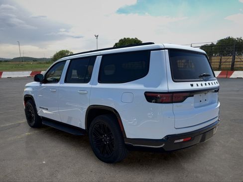 Used 2023 Jeep Wagoneer Series II RWD image 4
