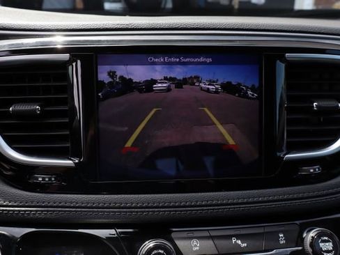 Used 2018 Chrysler Pacifica Limited FWD image 19