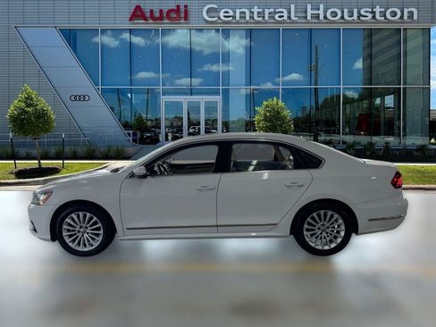 Used 2017 Volkswagen Passat 1.8T SE w/ SE Lighting Package image 2