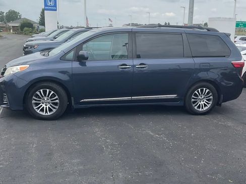 Used 2019 Toyota Sienna XLE w/ XLE Navigation Package FWD image 3