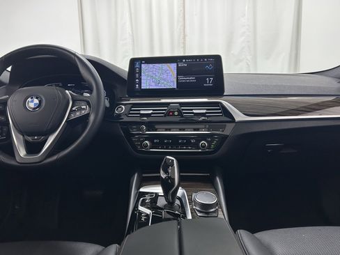 Used 2023 BMW 530e xDrive w/ Premium Package image 10