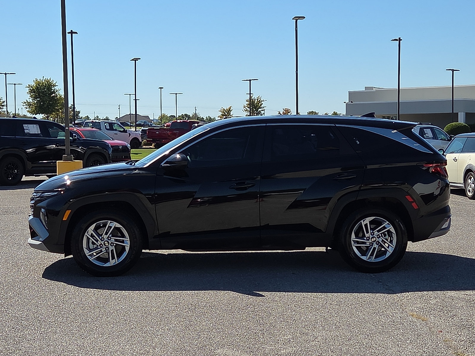 Used 2025 Hyundai Tucson SE FWD image 3