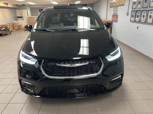 Used 2026 Chrysler Pacifica Limited image 23