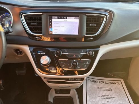 Used 2022 Chrysler Voyager LX image 23