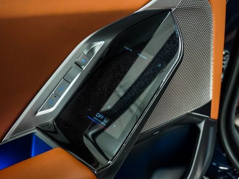 Used 2023 BMW 760i xDrive w/ Luxury Rear Seating Package image 9