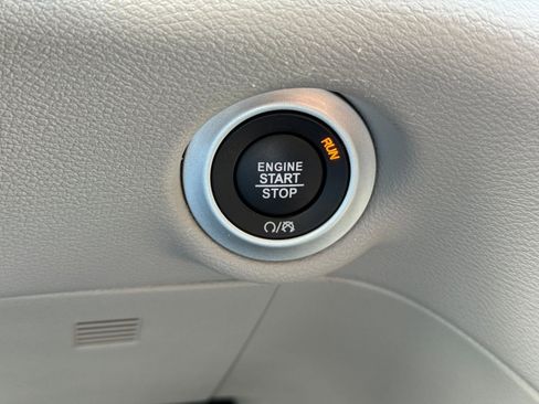 Used 2024 Chrysler Pacifica Touring-L FWD image 21