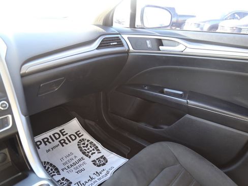 Used 2020 Ford Fusion SE image 18