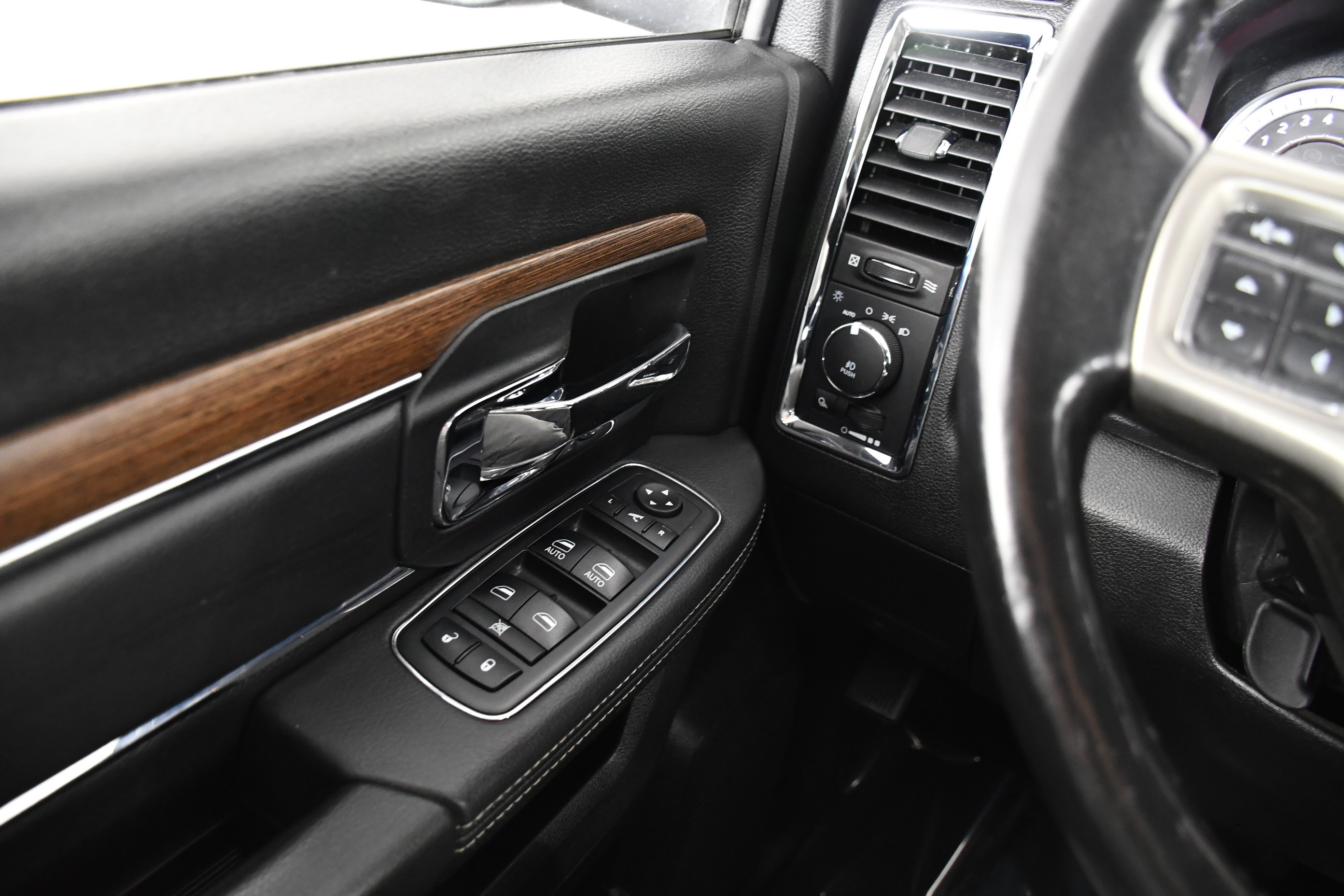 Used 2018 RAM 1500 Laramie AWD/4WD image 36