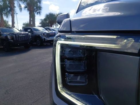 Used 2022 GMC Yukon XL AT4 AWD/4WD image 6