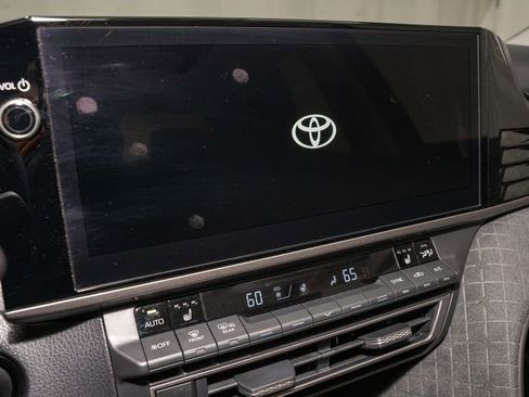 Used 2025 Toyota Camry XLE image 13