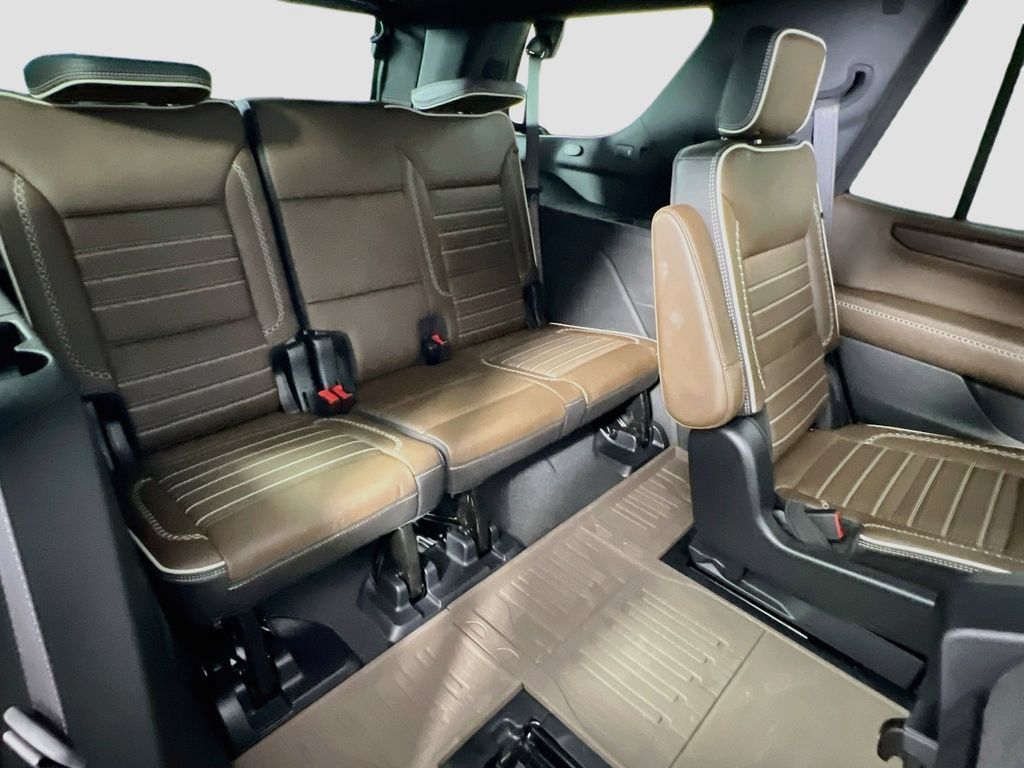 Certified 2025 GMC Yukon Denali Ultimate w/ LPO, Floor Liner Package AWD/4WD image 30