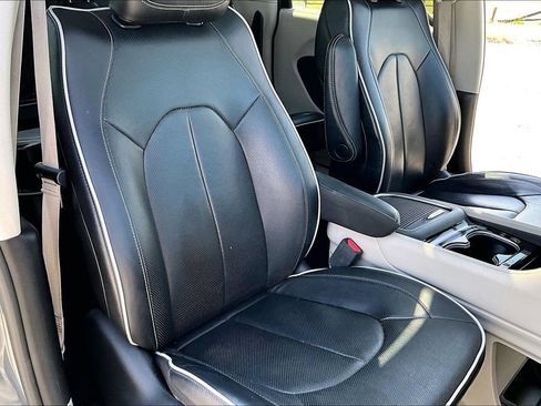 Used 2023 Chrysler Pacifica Limited FWD image 7