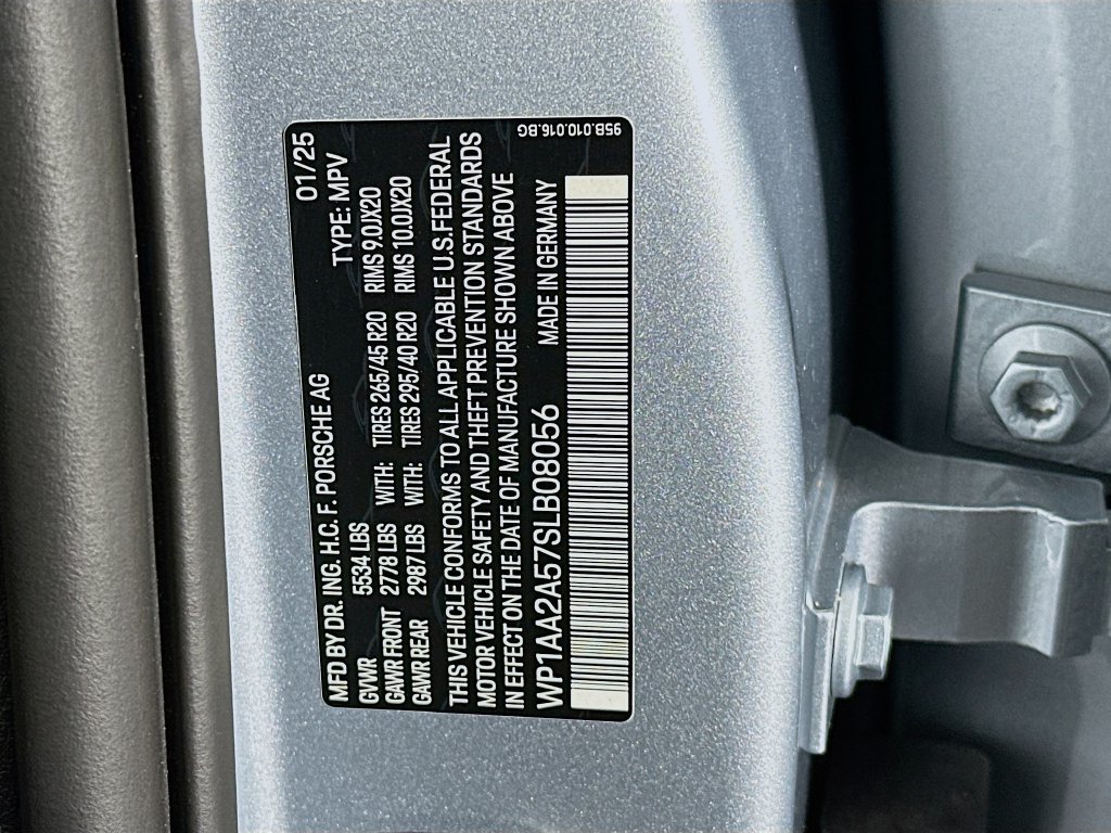 Certified 2025 Porsche Macan AWD/4WD image 35