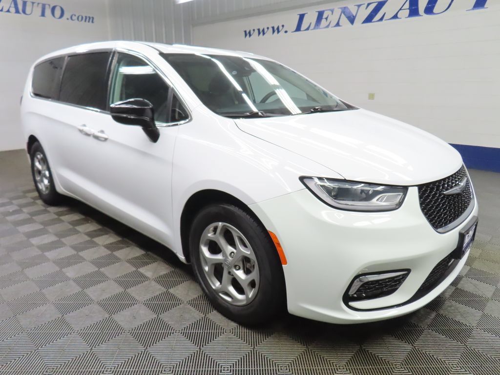 Used 2024 Chrysler Pacifica Limited FWD image 3