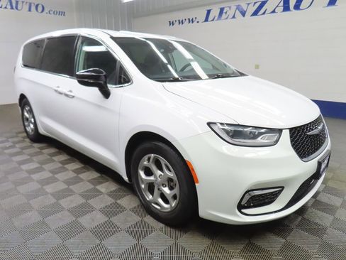 Used 2024 Chrysler Pacifica Limited FWD image 3