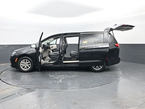 Used 2024 Chrysler Pacifica Touring-L image 32