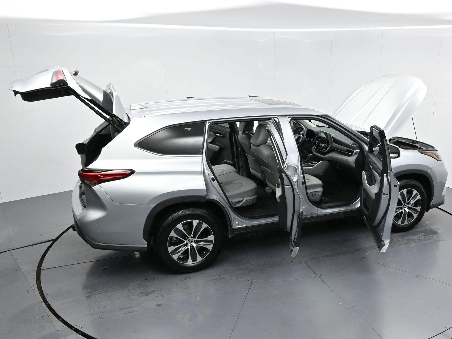 Used 2022 Toyota Highlander XLE FWD image 46