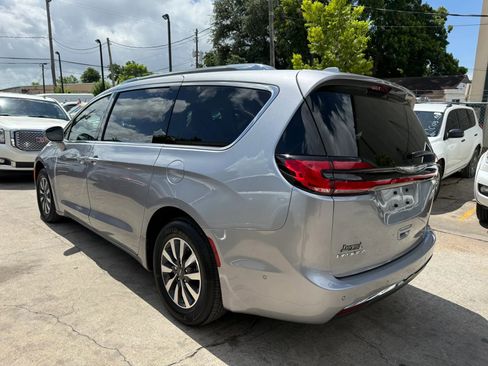 Used 2021 Chrysler Pacifica Touring-L w/ Premium & Safety Sphere Group FWD image 5