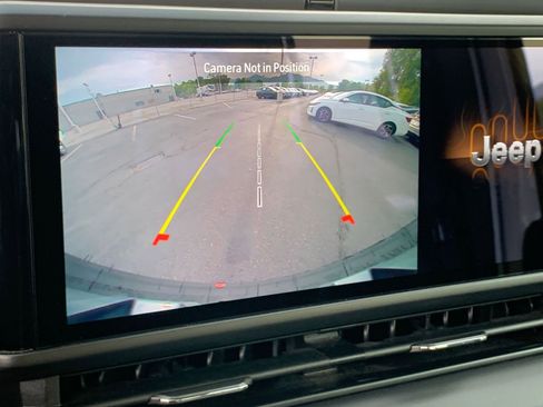 Used 2025 Jeep Wrangler Sahara image 17