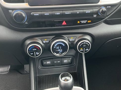 Used 2022 Hyundai Venue SEL image 22