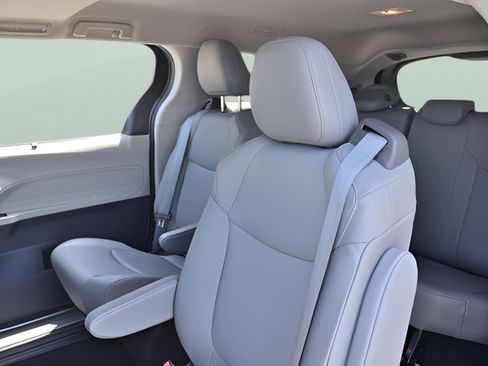 Used 2023 Toyota Sienna XLE w/ XLE Plus Package AWD/4WD image 20